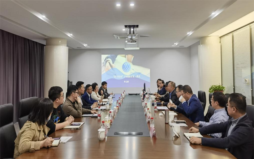 海寧市市委常委、組織部部長呂忠飛等領(lǐng)導(dǎo)一行 調(diào)研“四方聯(lián)動”產(chǎn)教融合育人模式和探討海寧產(chǎn)業(yè)學(xué)院建設(shè)