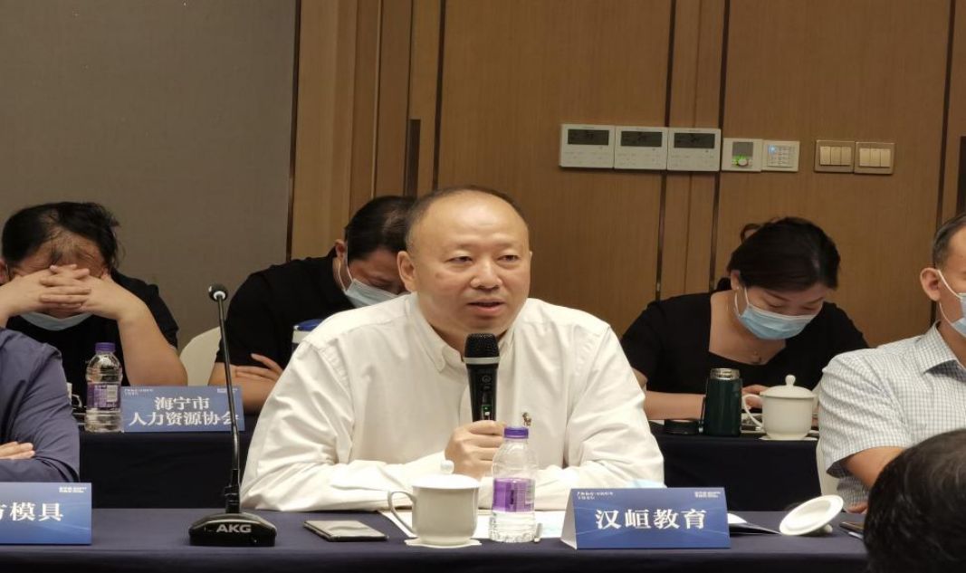 李總發(fā)言.jpg 李總發(fā)言.jpg